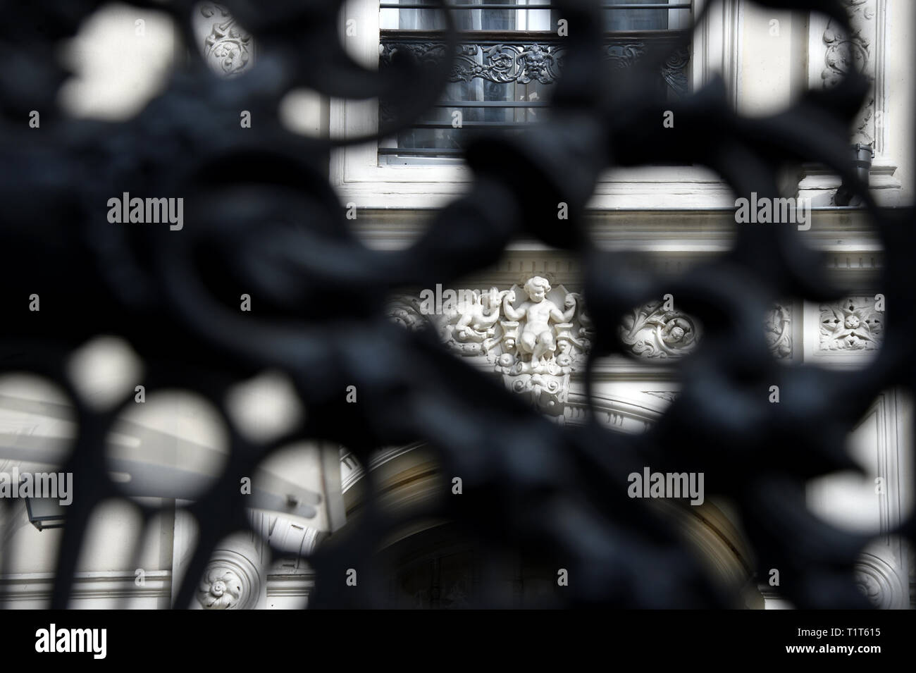 Detalles de la fachada de un edificio del siglo xix - París - Francia 9 Foto de stock