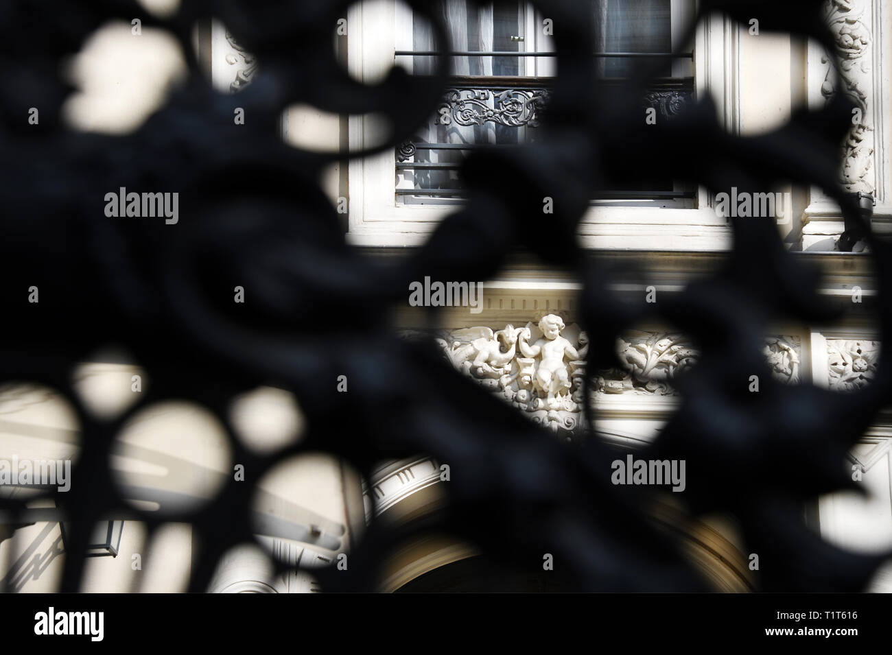 Detalles de la fachada de un edificio del siglo xix - París - Francia 9 Foto de stock