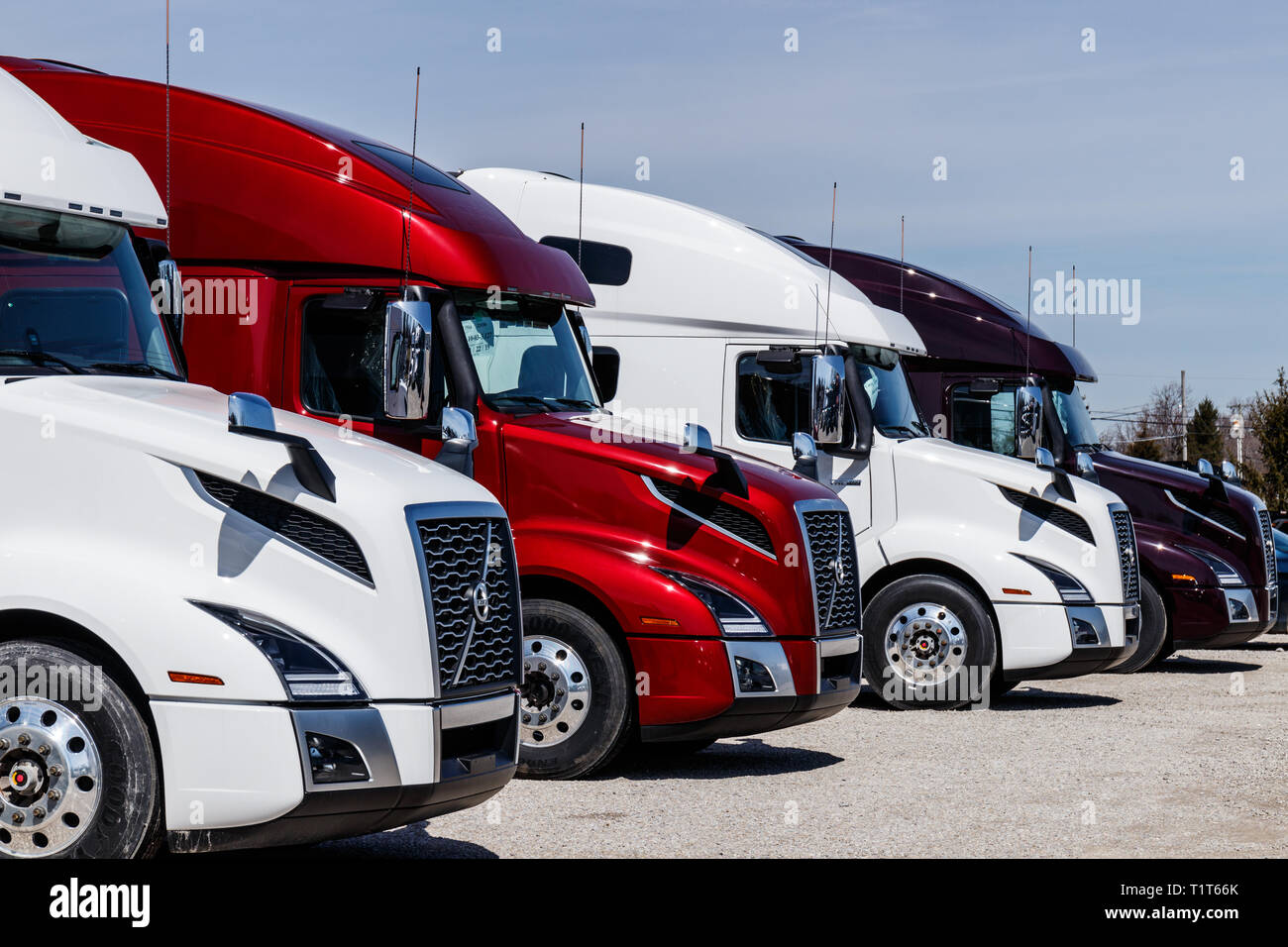 Muncie - Marzo Circa 2019: coloridos camiones Volvo Tractor semi remolque  alineadas para la venta. Volvo es uno de los mayores fabricantes de  camiones II Fotografía de stock - Alamy