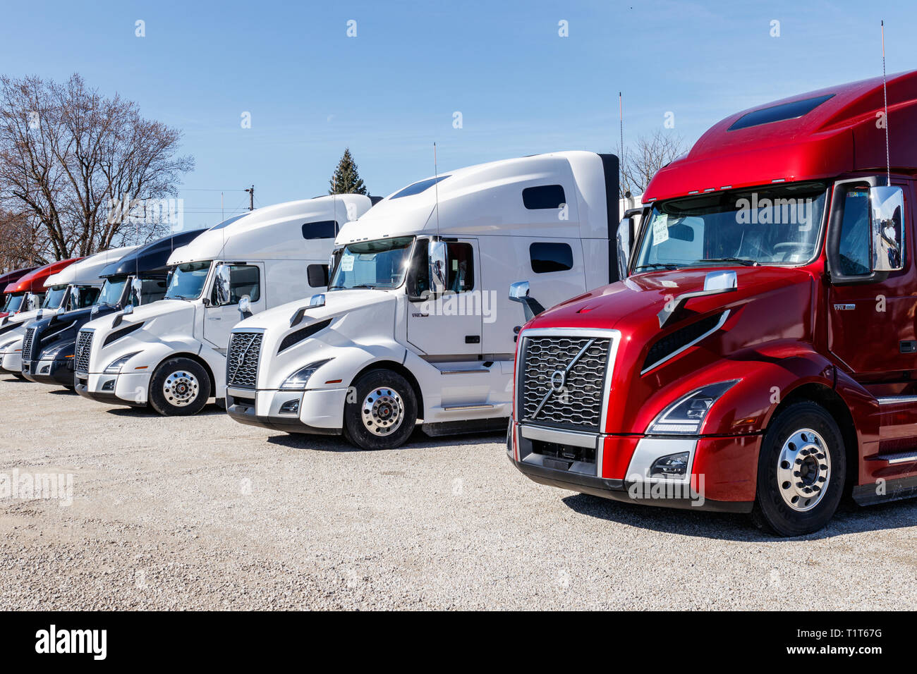 Muncie - Marzo Circa 2019: coloridos camiones Volvo Tractor semi remolque  alineadas para la venta. Volvo es uno de los mayores fabricantes de  camiones V Fotografía de stock - Alamy
