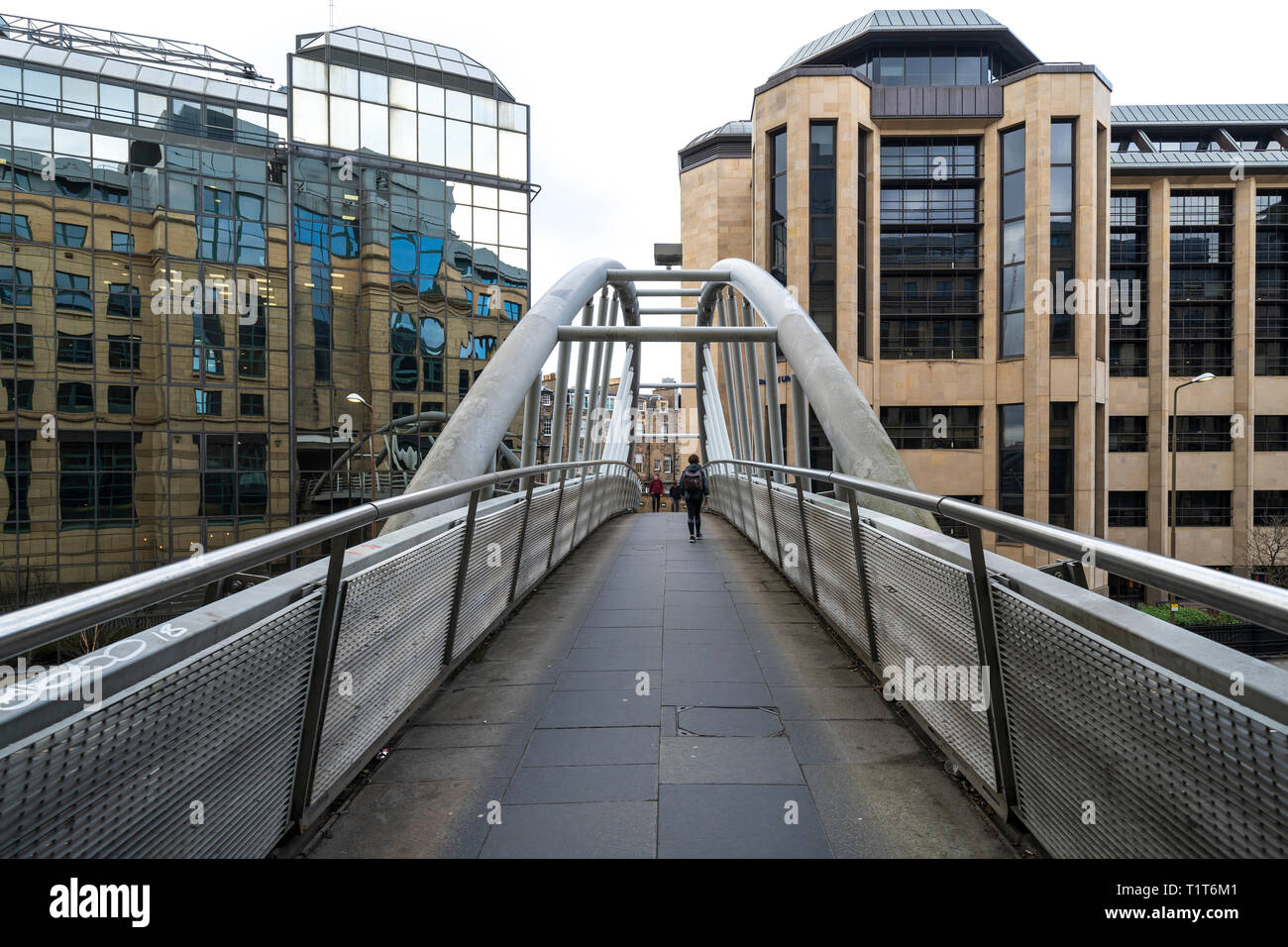 Puente peatonal vincular Exchange Crescent con Rutland Square en el centro de Edimburgo, Escocia, Reino Unido Foto de stock