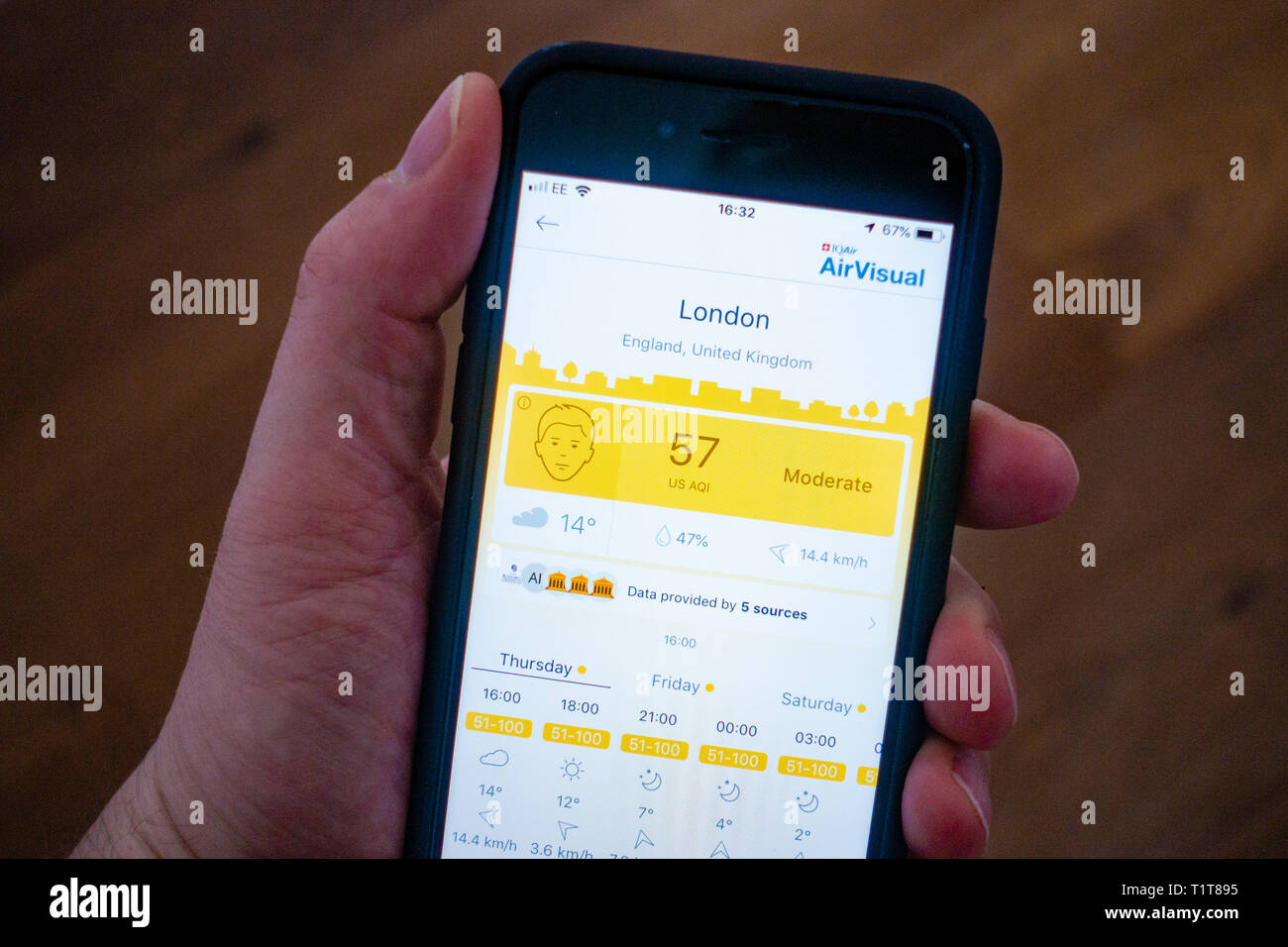Utilizando un teléfono móvil para comprobar la calidad del aire en Londres usando AirVisual app Foto de stock