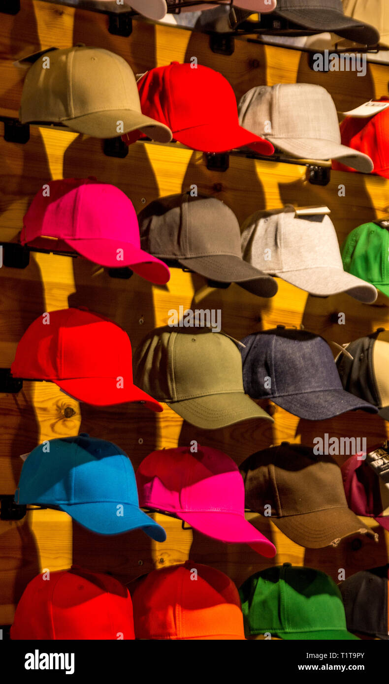 Fila de coloridas gorras en una tienda; en Barcelona, España Fotografía de  stock - Alamy