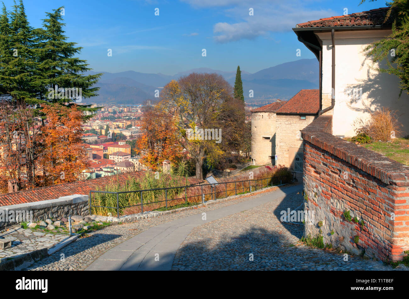 Vista de la calle estrecha de Brescia en Lombardía. Italia Foto de stock
