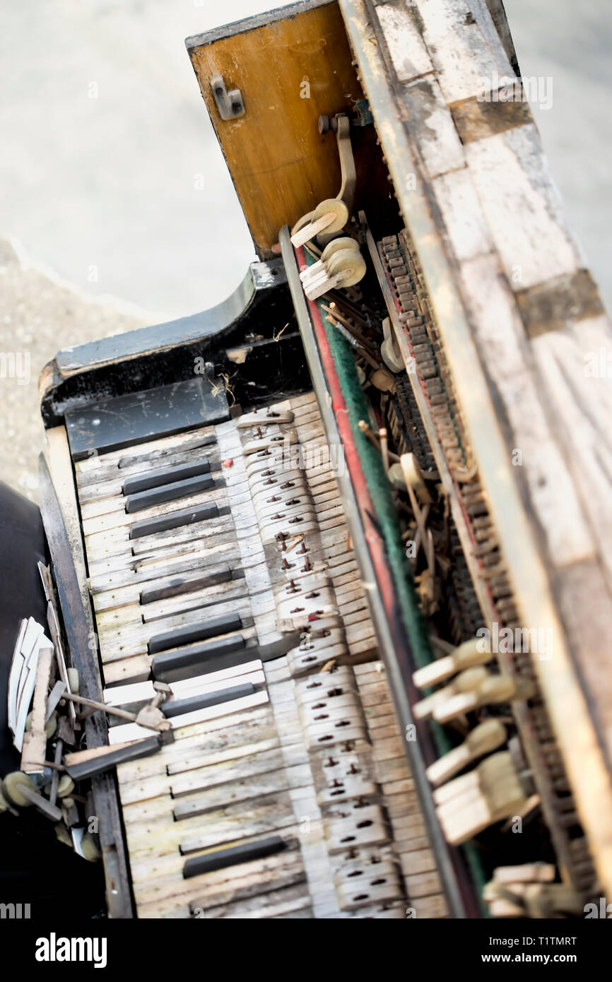 Viejo piano roto Fotografía de stock - Alamy