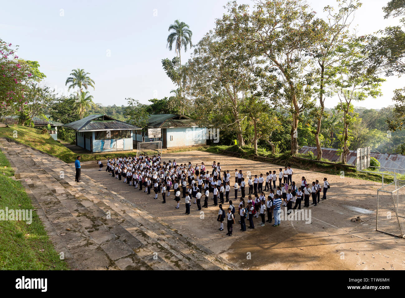 Colombia: Departamento de Amazonas. Inicio del nuevo año escolar en Puerto  Nariño. Ceremonia de izada de bandera al para colegiales y colegialas en  uniforme, en un Fotografía de stock - Alamy