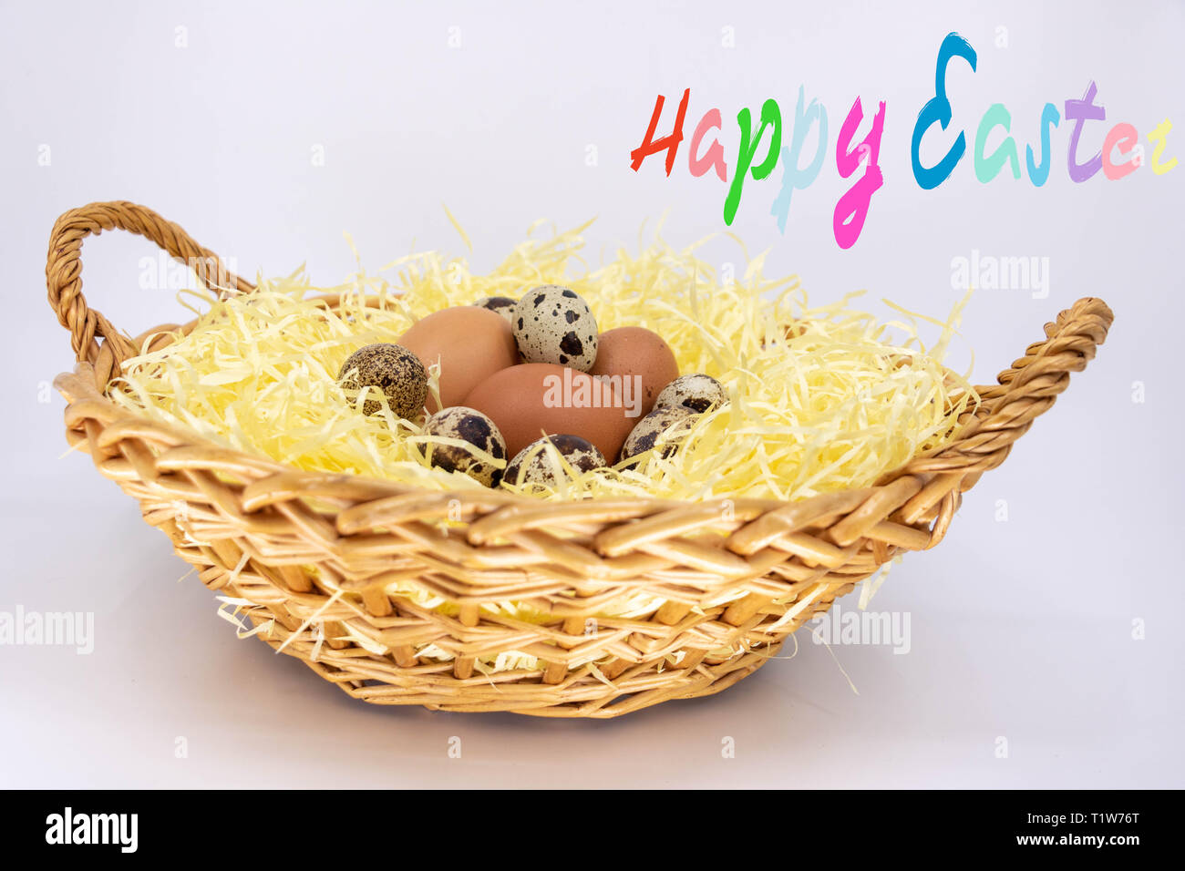 Felices Pascuas y una canasta de huevos frescos Foto de stock