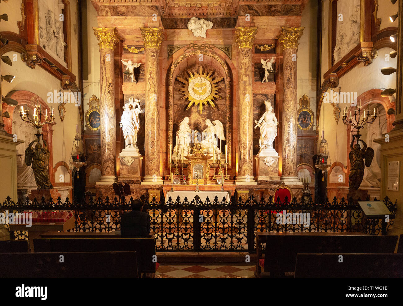 Catedral de Málaga interior; un hombre rezando en la capilla de la Encarnación, de la Catedral de Málaga, Málaga ciudad vieja, Andalucia España Foto de stock