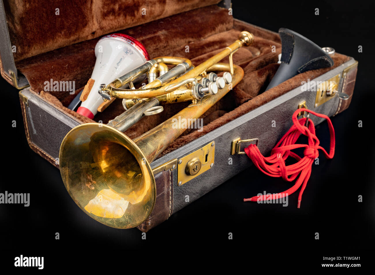 Antiguo cubierto de pátina trompeta en un caso. Un histórico de  instrumentos musicales de viento y una maleta. Fondo oscuro Fotografía de  stock - Alamy