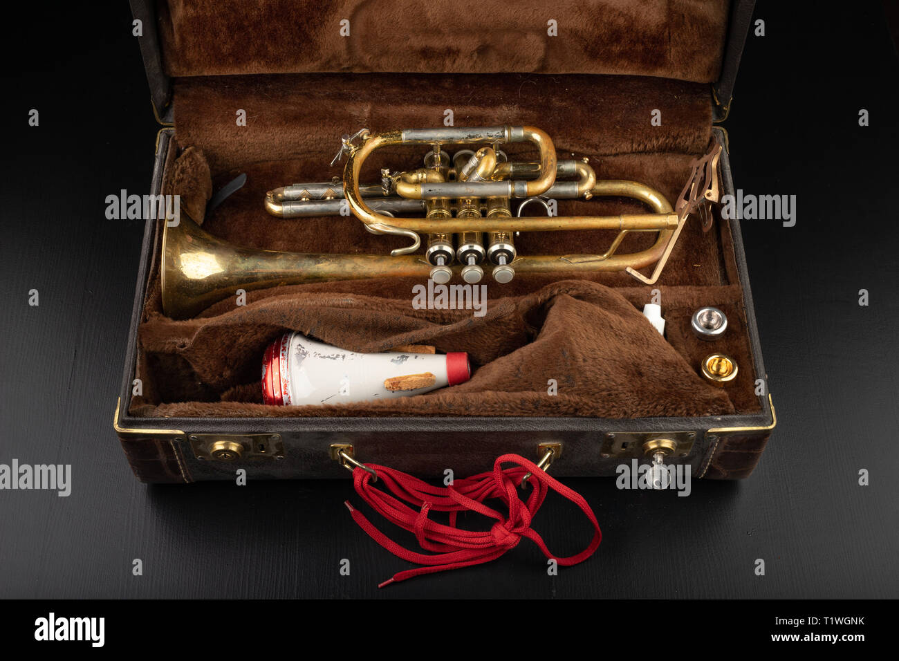 Antiguo cubierto de pátina trompeta en un caso. Un histórico de  instrumentos musicales de viento y una maleta. Fondo oscuro Fotografía de  stock - Alamy