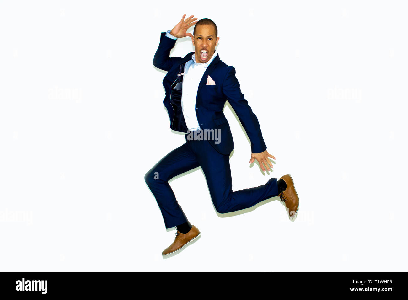 Smart mestizos hombre salta de alegría en un traje azul eléctrico  Fotografía de stock - Alamy
