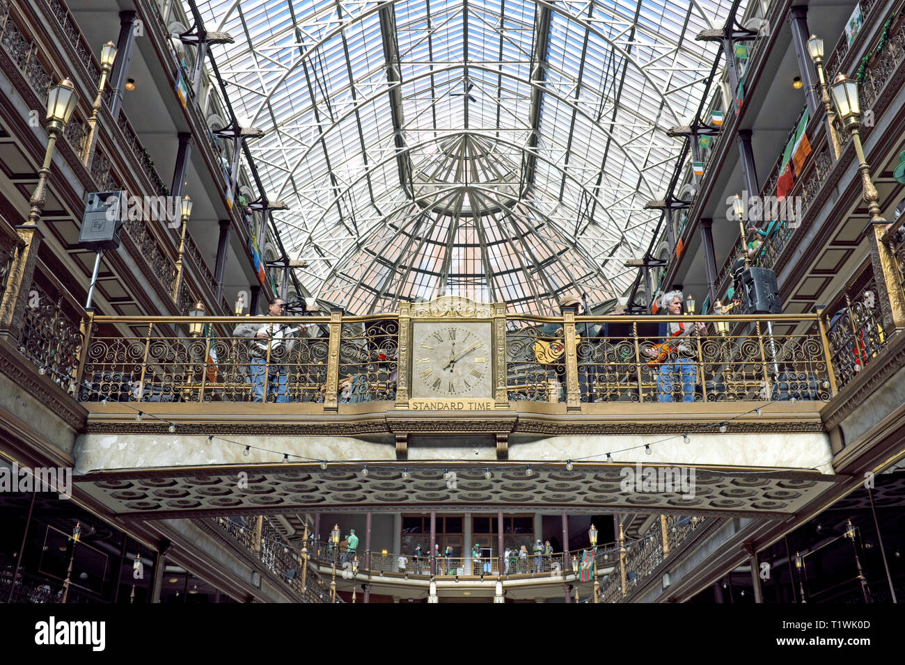 El Cleveland Arcade es un tesoro arquitectónico histórico con su claraboya Victorian-Era brasswork y en el centro de la ciudad de Cleveland, Ohio, EE.UU. Foto de stock