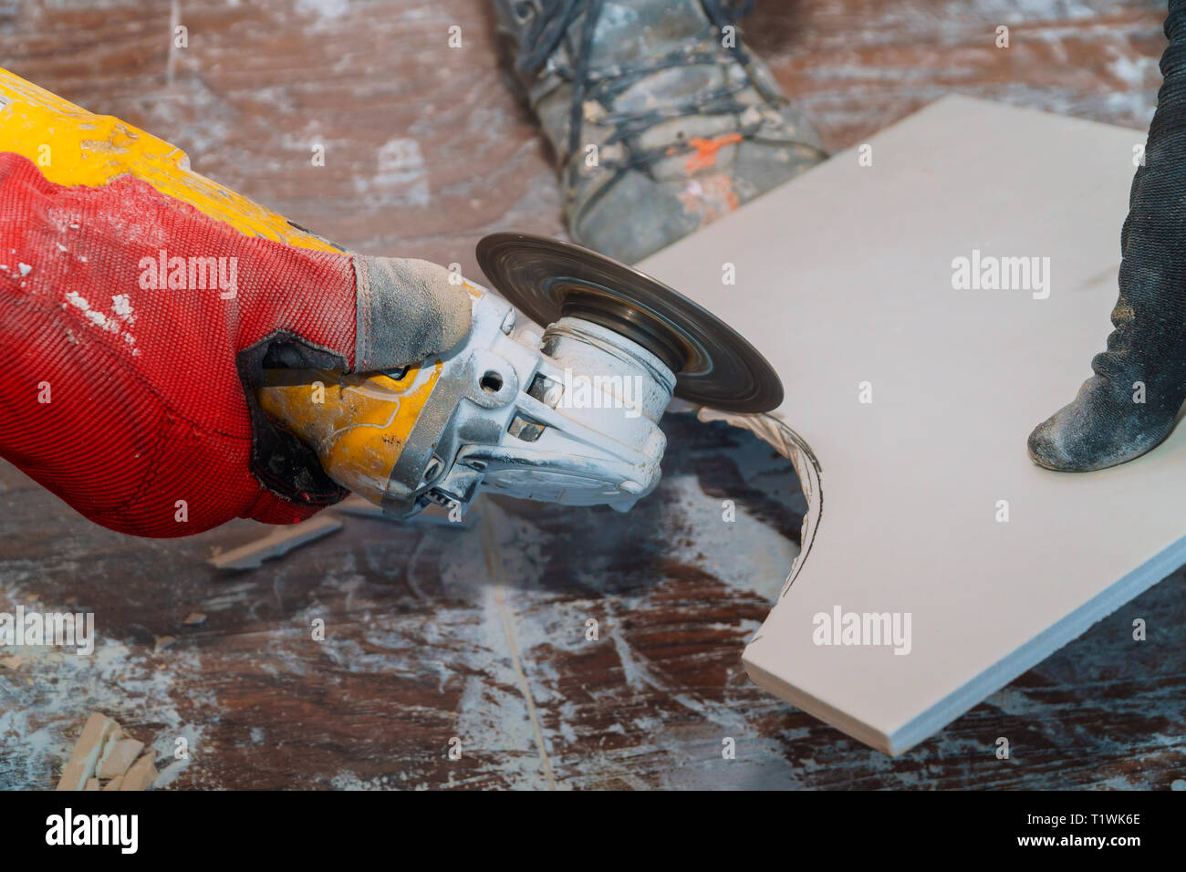 Hombre de mosaico de corte con sierra circular amoladora Fotografía de  stock - Alamy