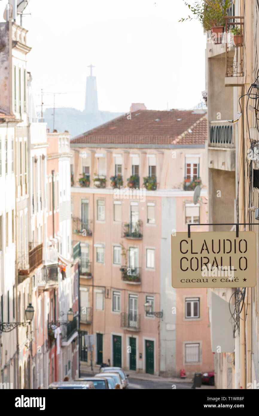 Una escena callejera en el Barrio Alto barrio, Lisboa, Portugal. Claudio Corallo es un conocido fabricante de productos de chocolate gourmet Foto de stock