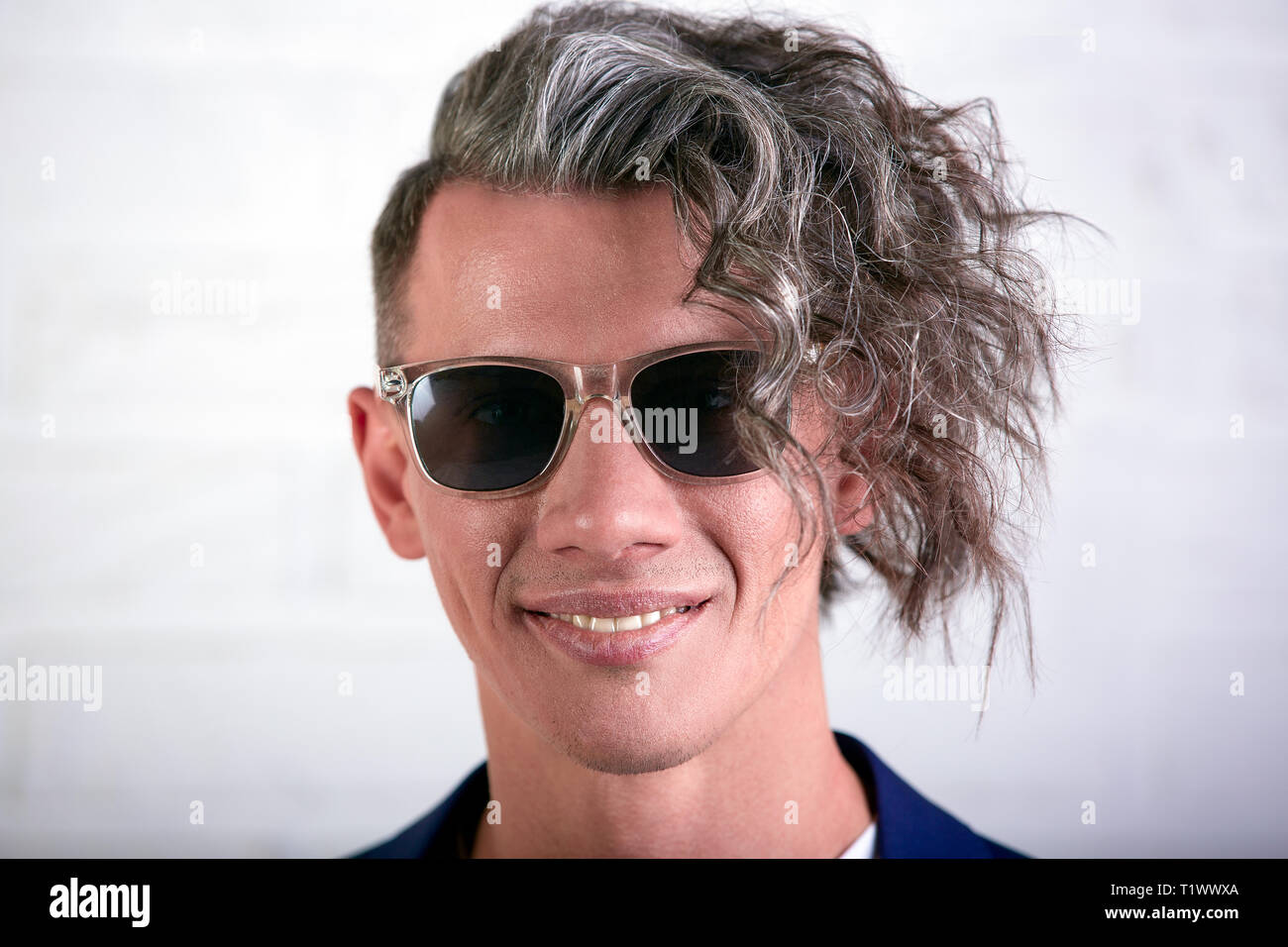 Retrato Del Hombre De Negocios Elegante Con Cabello Largo Rizado En Gafas De Sol Sonriente En La Camara Sobre Fondo Blanco Fotografia De Stock Alamy