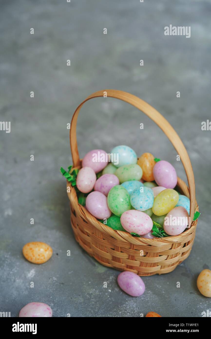 Jalea moteado multicolor beeans huevos de Pascua/ antecedentes, enfoque selectivo Foto de stock