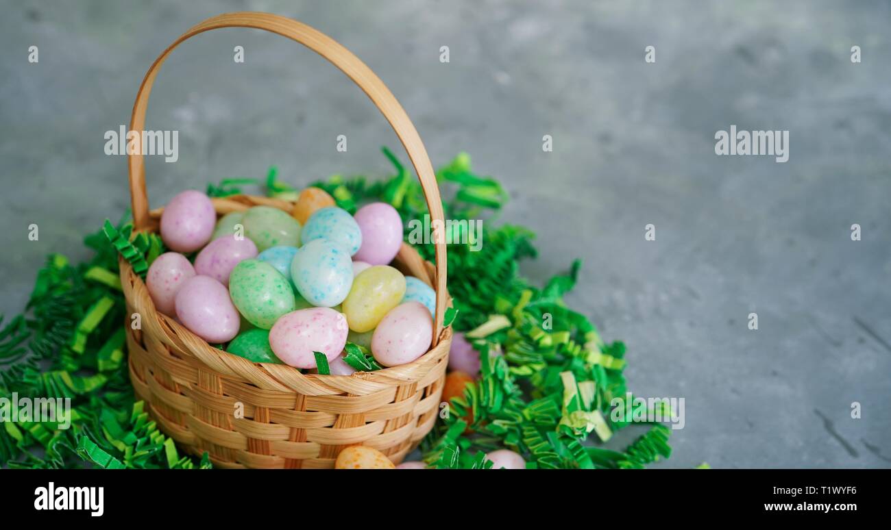 Jalea moteado multicolor beeans huevos de Pascua/ antecedentes, enfoque selectivo Foto de stock