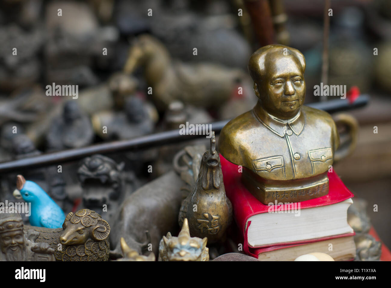 Pingyao, China - 08 13 2016: Vintage y bronce chino antiguo gran líder Mao Zedong Busto Cabeza pequeña estatua en un mercado callejero de Pingyao, China Foto de stock