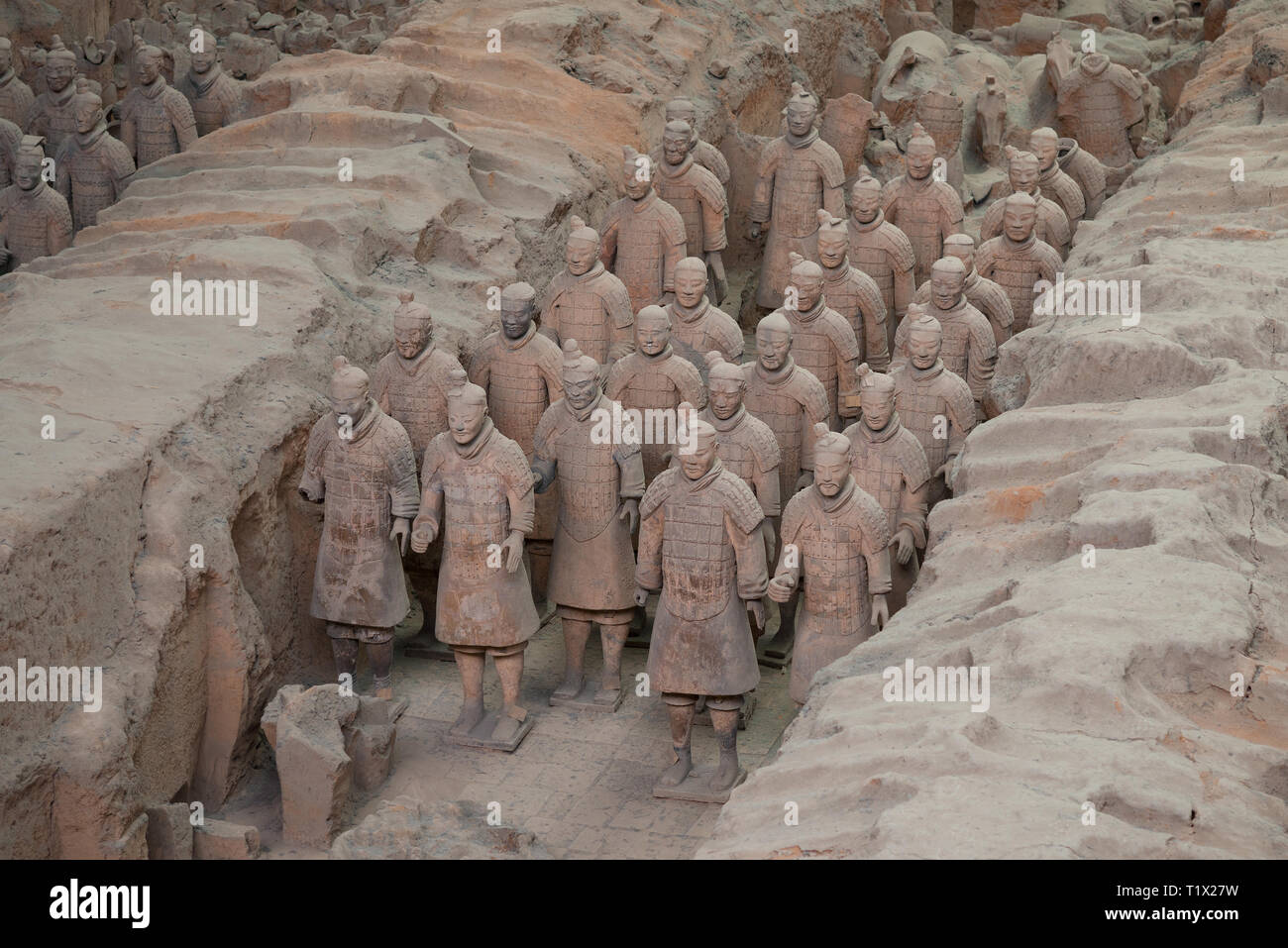 Algunos soldados de terracota del Ejército de terracota, parte del Mausoleo del primer emperador de Qin y un sitio del Patrimonio Mundial de la UNESCO en Xian, Shaanxi, Chi Foto de stock