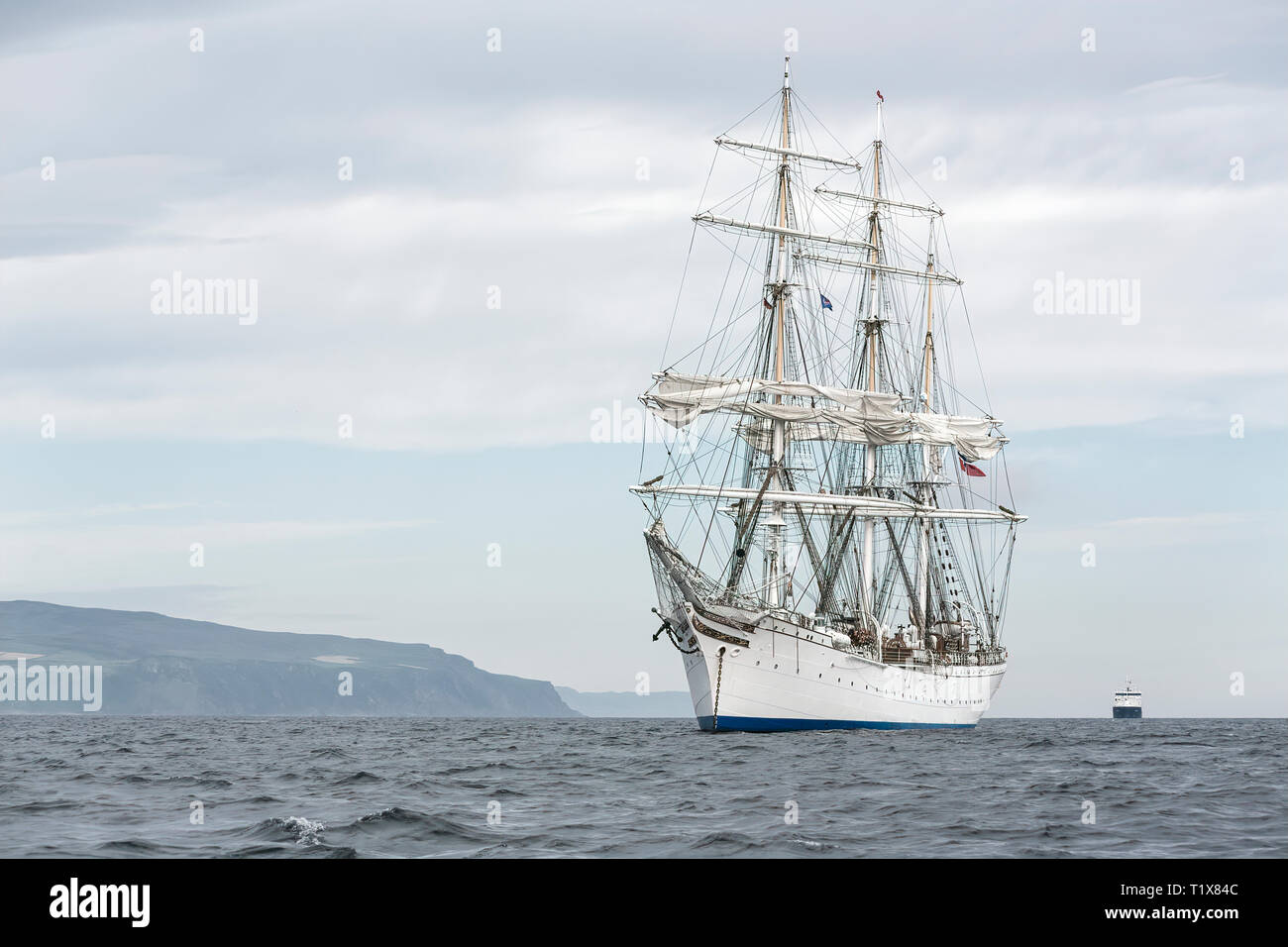 Tallships esperando de la costa en Portrush,Irlanda del Norte para el inicio de una etapa de la vuelta al mundo en regata Tallships Julio de 2015 Foto de stock