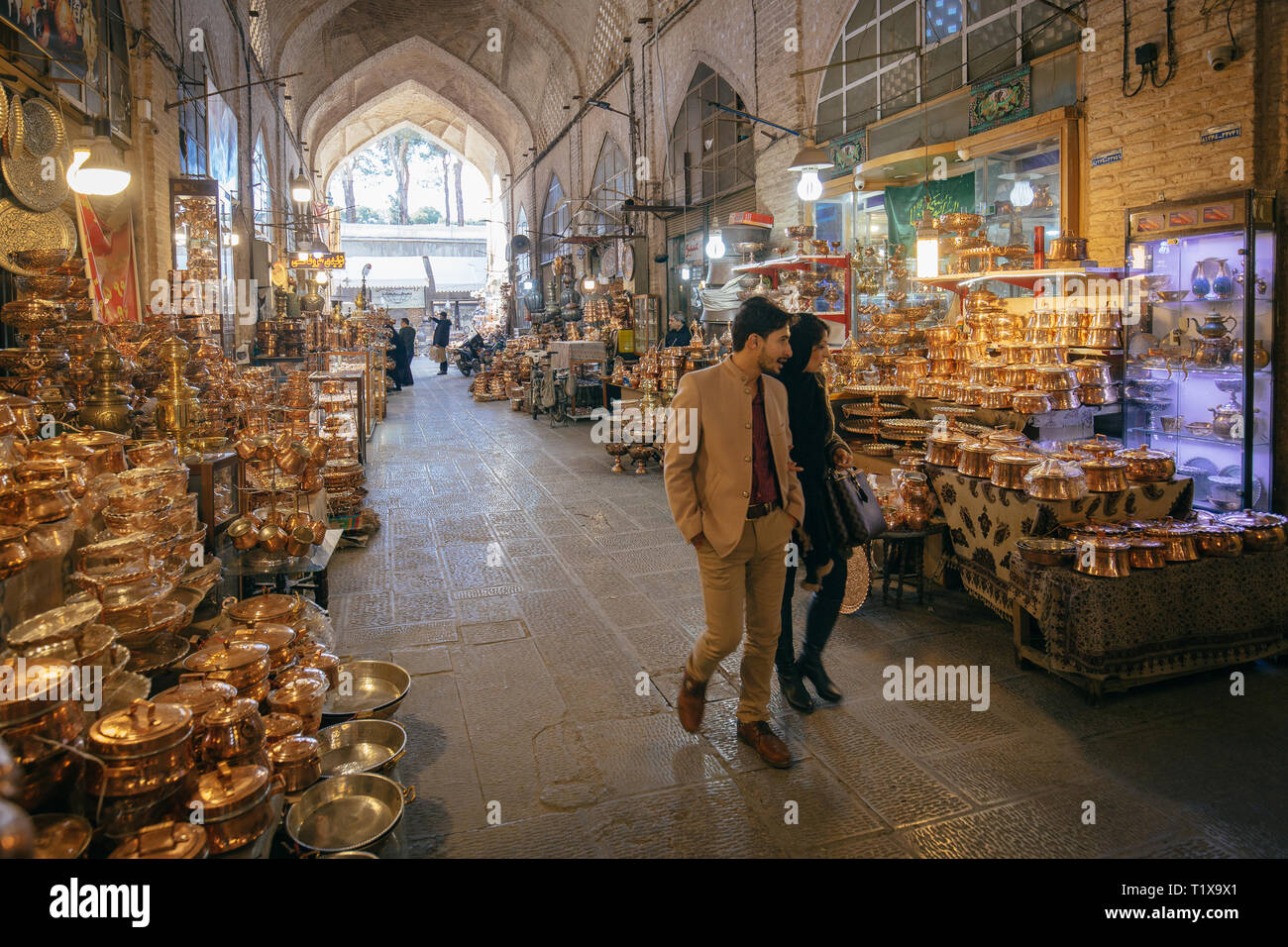 Ifahan, Irán, Naqsh-e Jahan bazar tiene una gran sección con artesanía de cobre Foto de stock