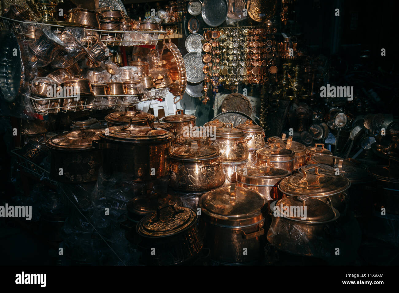Ifahan, Irán, Naqsh-e Jahan bazar tiene una gran sección con artesanía de cobre Foto de stock