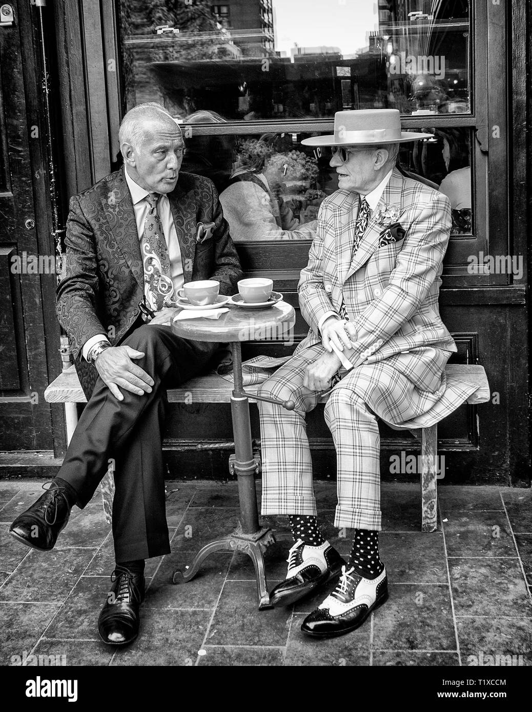 George Skeggs, Soho artista sentado fuera de mi lugar cafe Foto de stock