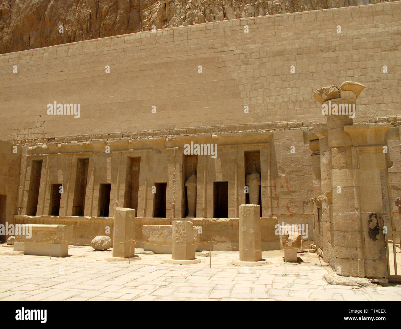 Egipto, Luxor - 07.26.2010: el templo de la Reina Hatshepsup. Los monumentos históricos de la antigüedad, lugares de Egipto Luxor. Foto de stock