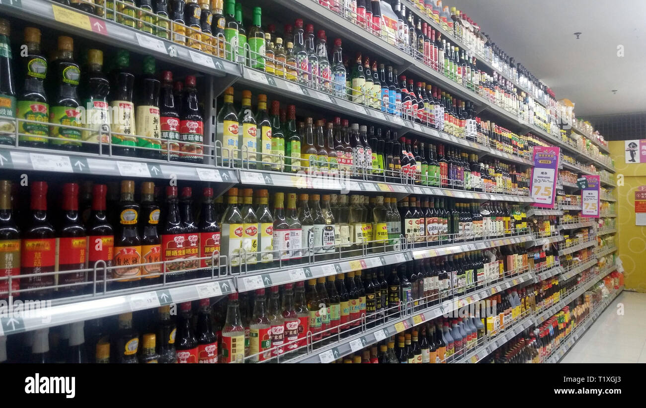 Shenzhen, China: salada comestibles en el supermercado, área de salsa de soja, el Tofu, el vinagre y otros alimentos en la pantalla. Foto de stock