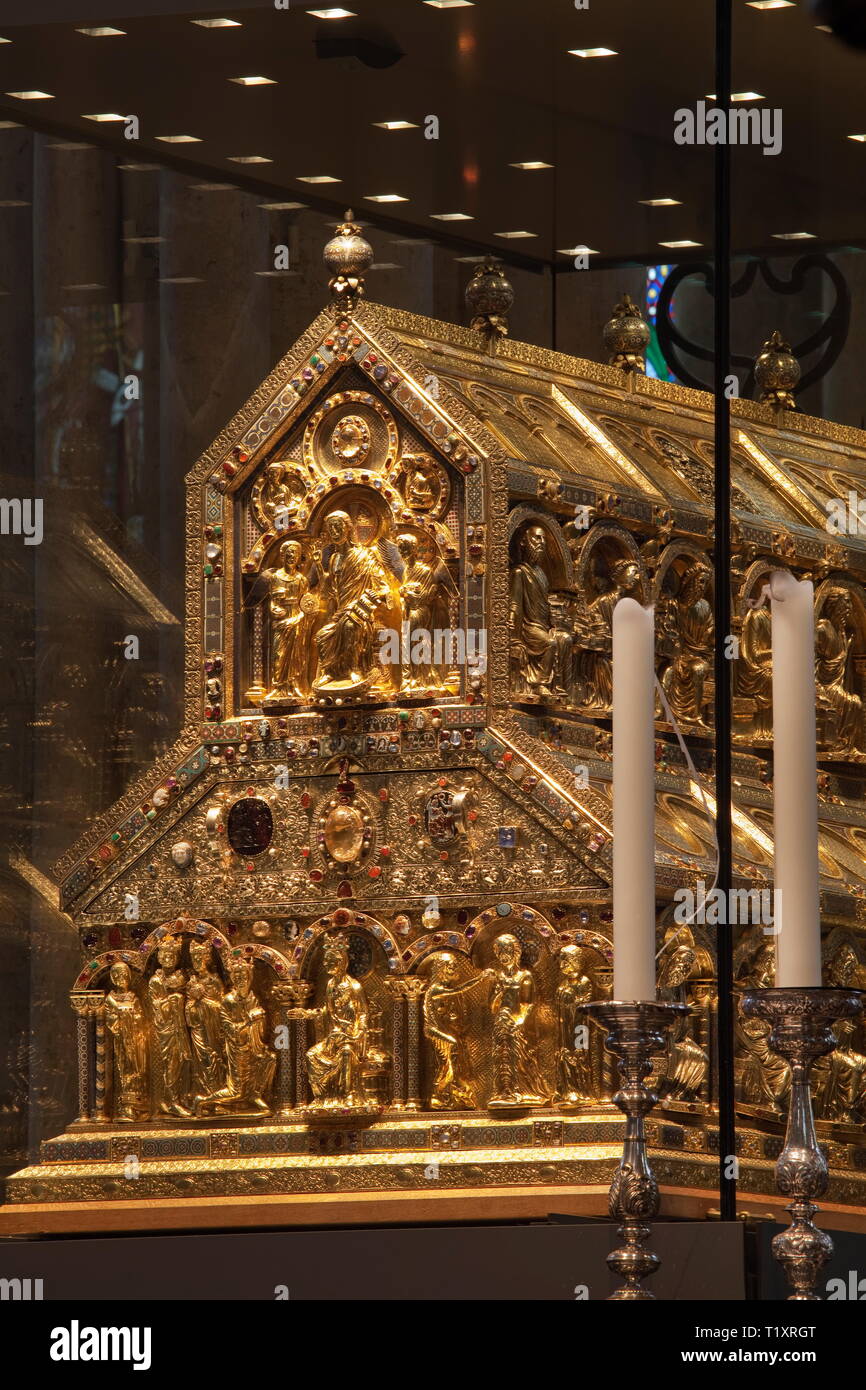 Bellas artes, de arte religioso, el relicario de los Tres Reyes Magos en la catedral de Colonia, circa 1200, roble y oro, 110x153x220 centímetro, Copyright del artista no ha de ser borrado Foto de stock