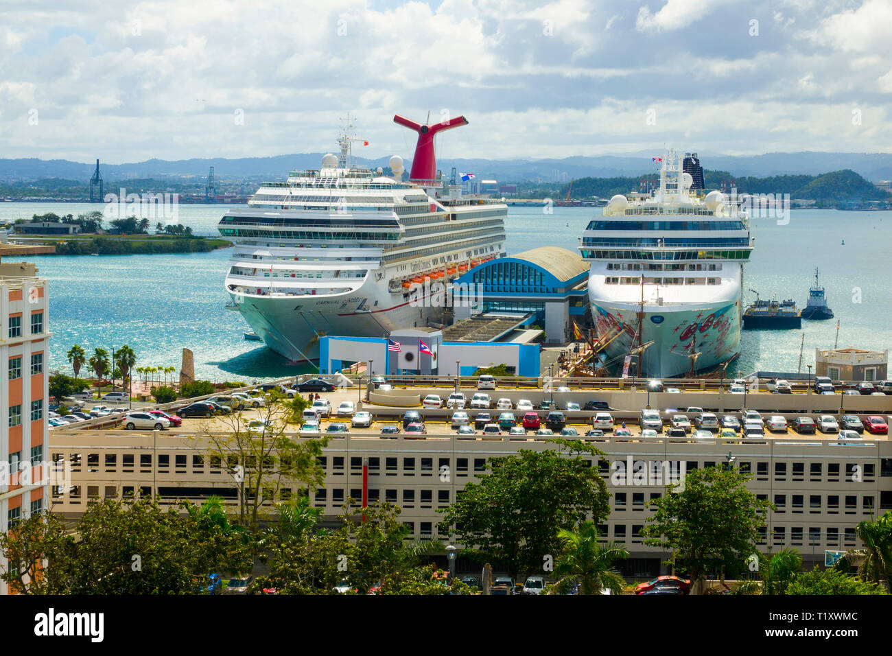 Barcos cruceros en San Juan, Puerto Rico, la capital y la ciudad más  grande, se asienta en la costa atlántica de la isla. Su amplia playa  frentes la Isla Verde res Fotografía