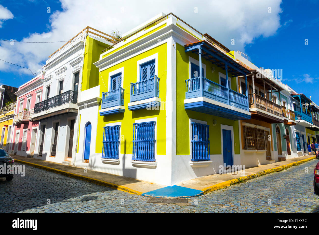 San Juan, Puerto Rico, la capital y la ciudad más grande, se asienta en la  costa atlántica de la isla. Su amplia playa frentes la Isla Verde resort de  Gaza, conocido por