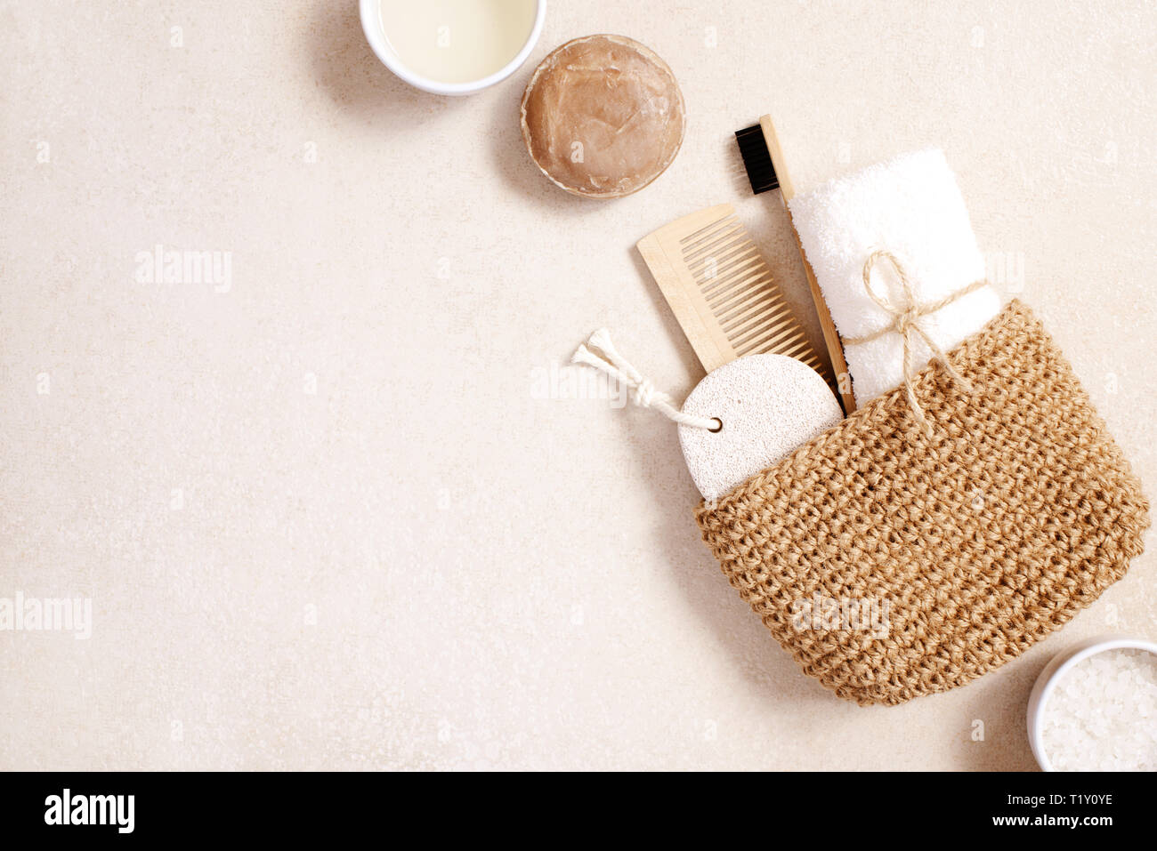 Cuidado del cuerpo orgánico y productos naturales para el cuidado personal en la tabla de color beige claro, vista superior composición Foto de stock