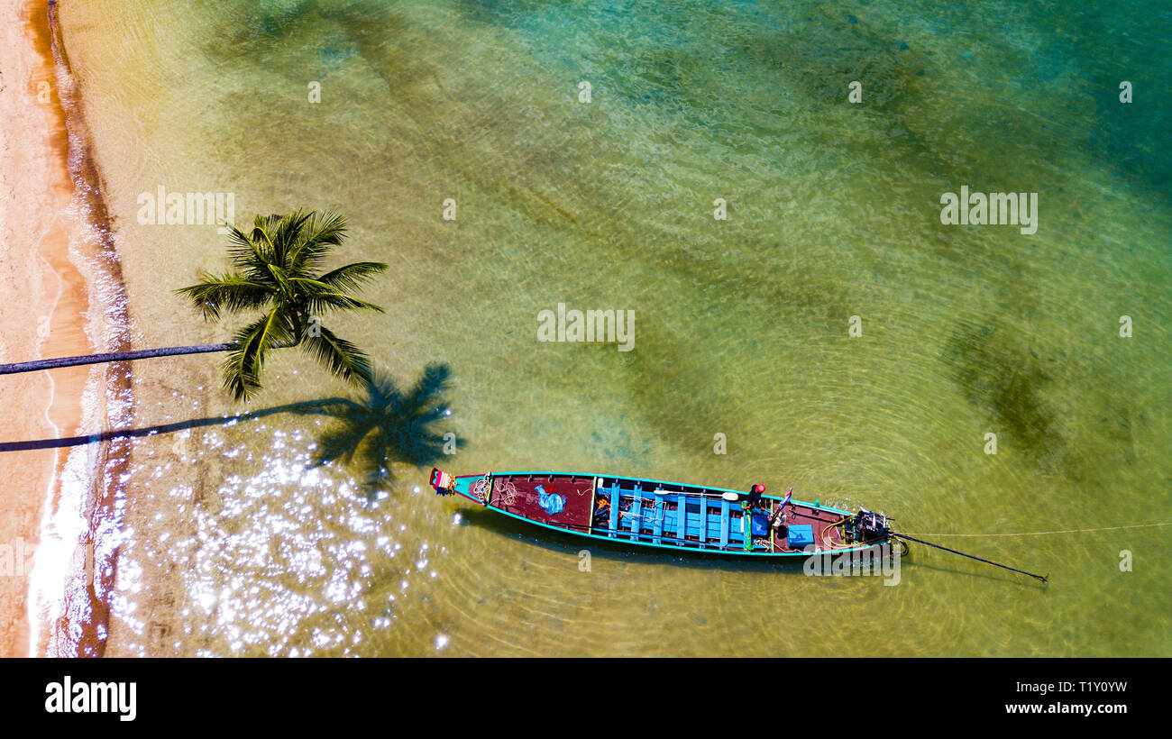 La famosa isla de Koh Tao en Tailandia Imagen aérea de Sairee Beach con un barco de pesca y una palmera en Asia Foto de stock