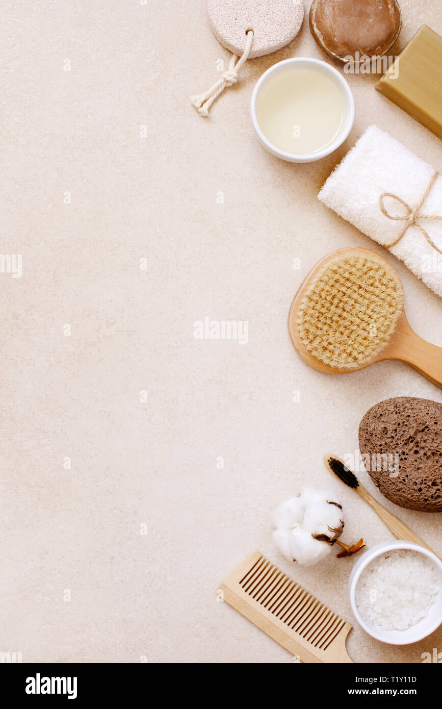 Cuidado del cuerpo orgánico y productos naturales para el cuidado personal en la tabla de color beige claro, vista superior composición Foto de stock