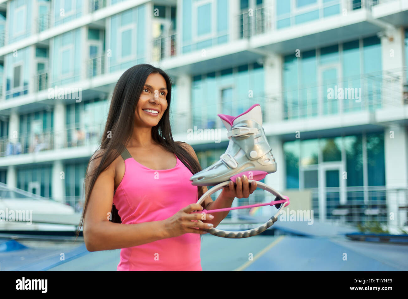 Mujer mantiene rosa kangoo saltar botas y sonriente Fotografía de stock -  Alamy