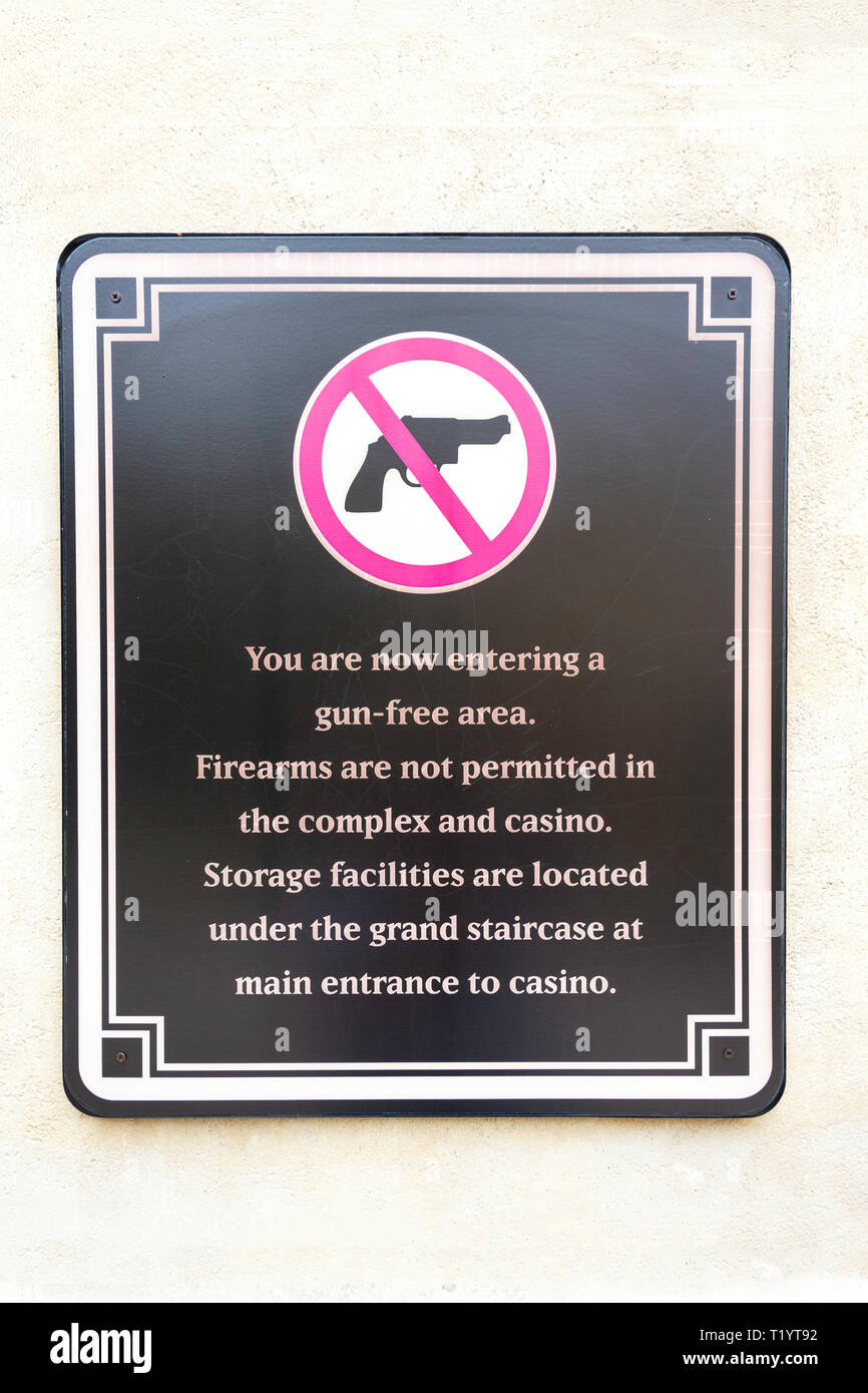 Aviso de arma de fuego en la entrada este a Ocio & Casino complejo Montecasino, Fourways, Sandton, Johannesburgo, en la provincia de Gauteng, República de Sudáfrica. Foto de stock