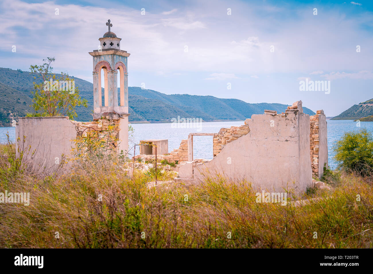 Abandonó la Iglesia de San Nicolás en el depósito Kouris Kouris (Dam), distrito de Limassol, Chipre Foto de stock