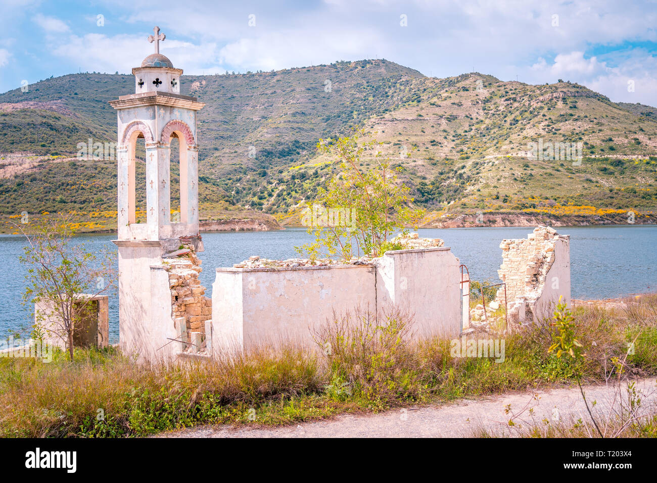 Abandonó la Iglesia de San Nicolás en el depósito Kouris Kouris (Dam), distrito de Limassol, Chipre Foto de stock