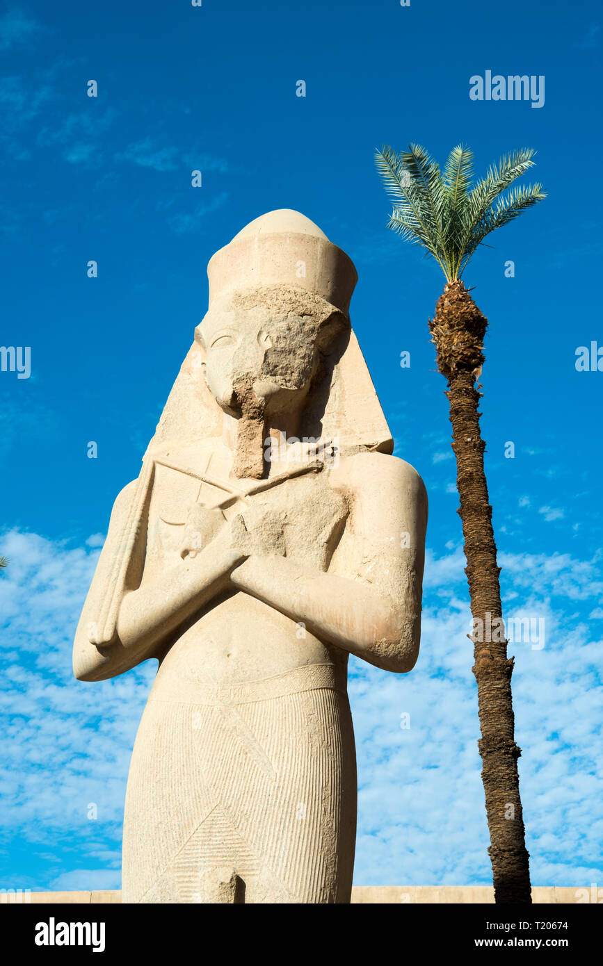 Ägypten, Luxor, Karnak-Tempel, Kolossalfigur im Grossen Vorhof vor dem Zweiten Pilón. Diese rund 11 metros hohe Figur stammt aus Rosengranit vermutlich Foto de stock