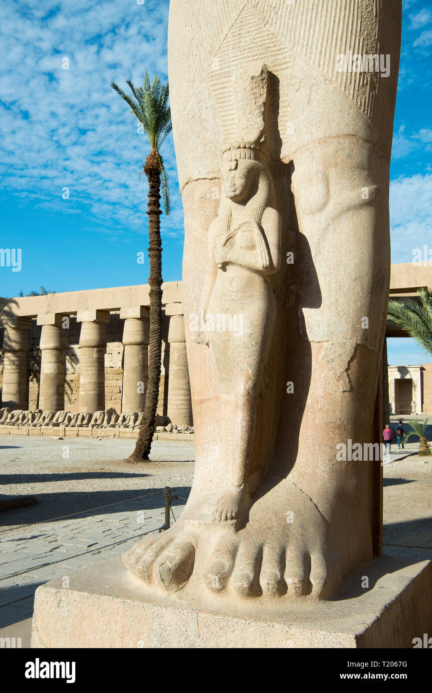 Ägypten, Luxor, Karnak-Tempel, Kolossalfigur im Grossen Vorhof vor dem Zweiten Pilón. Diese rund 11 metros hohe Figur stammt aus Rosengranit vermutlich Foto de stock
