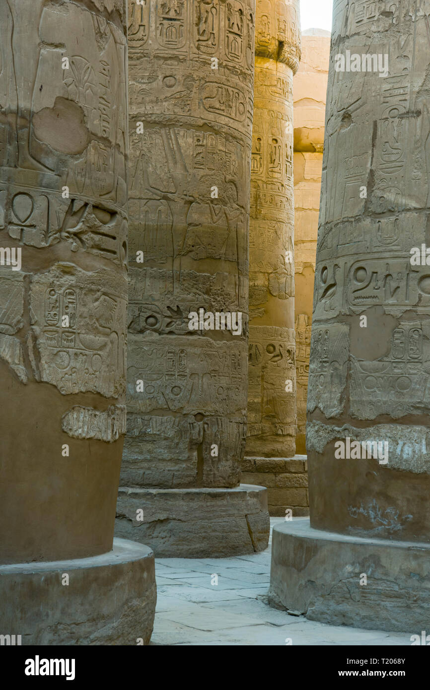 Ägypten, Luxor, Karnak-Tempel, des Hypostyls Säulen im Tempel des Amón-ra Foto de stock