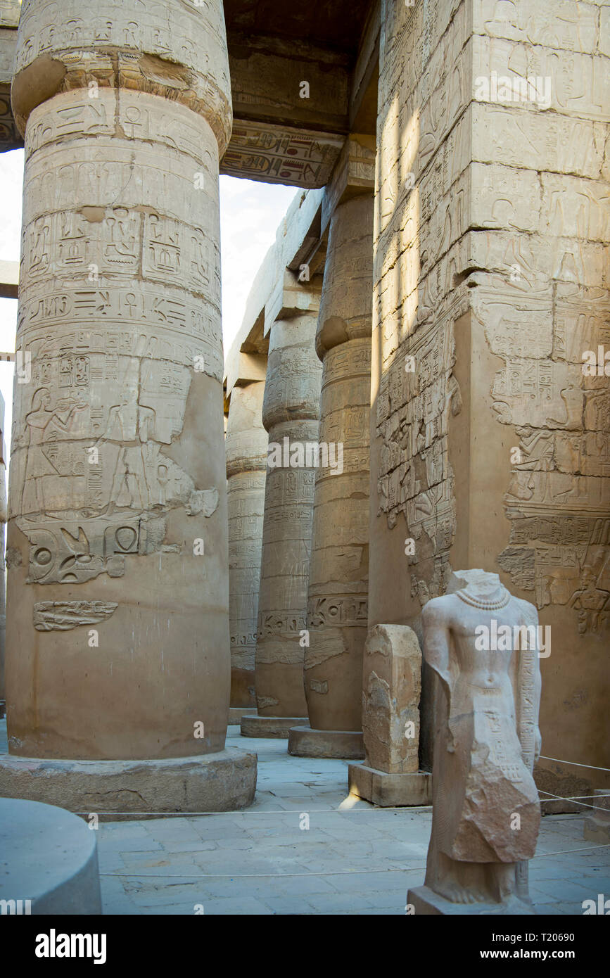 Ägypten, Luxor, Karnak-Tempel, des Hypostyls Säulen im Tempel des Amón-ra, die estatua vom Typ Stabträger wurde höchstwahrscheinlich für estatua vom típ. Foto de stock