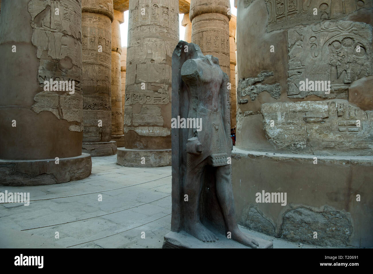 Ägypten, Luxor, Karnak-Tempel, des Hypostyls Säulen im Tempel des Amón-ra, die estatua vom Typ Stabträger wurde höchstwahrscheinlich für estatua vom típ. Foto de stock