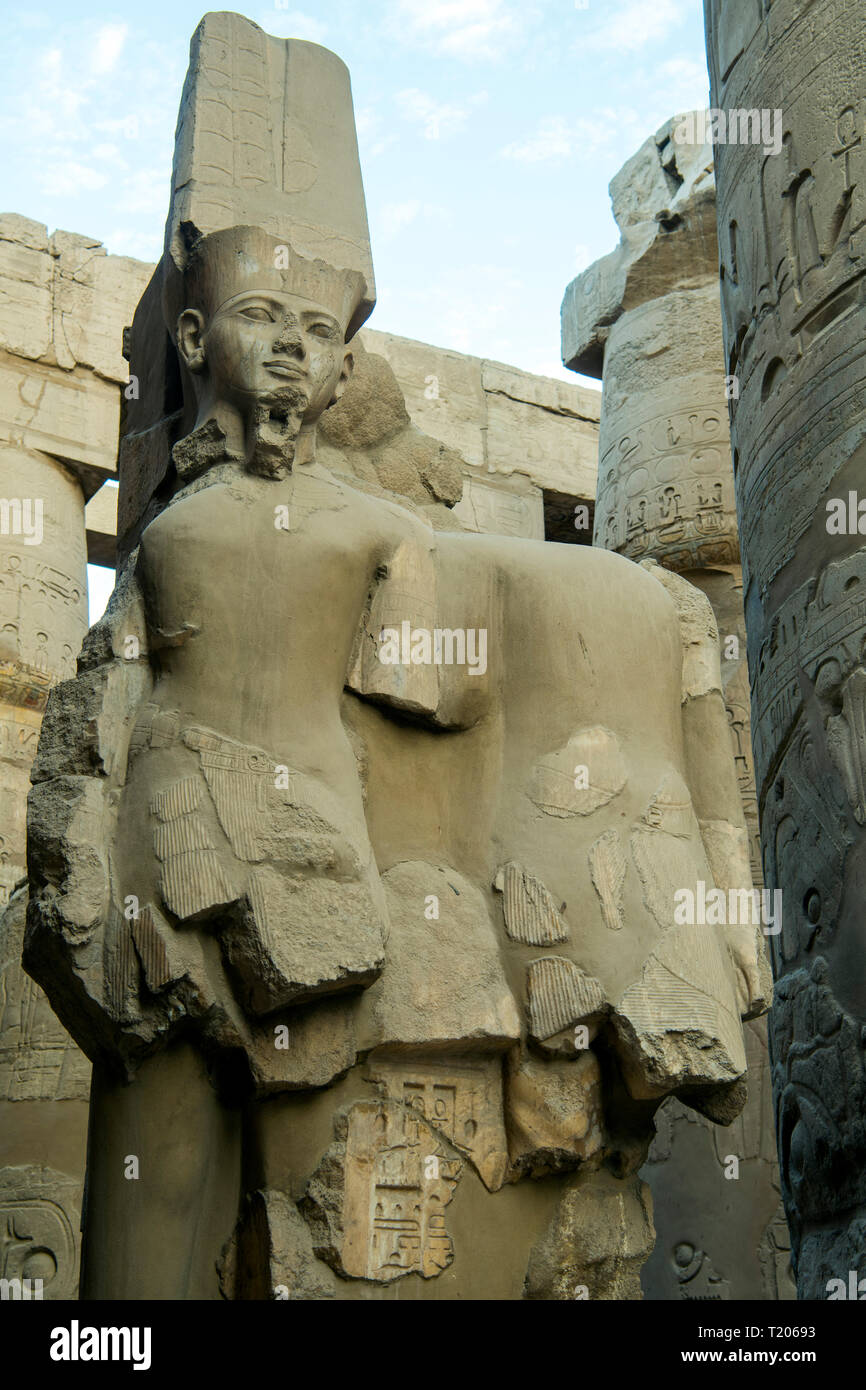 Ägypten, Luxor, Karnak-Tempel, mit Statuengruppe Amón-ra in der Hypostylhalle Foto de stock