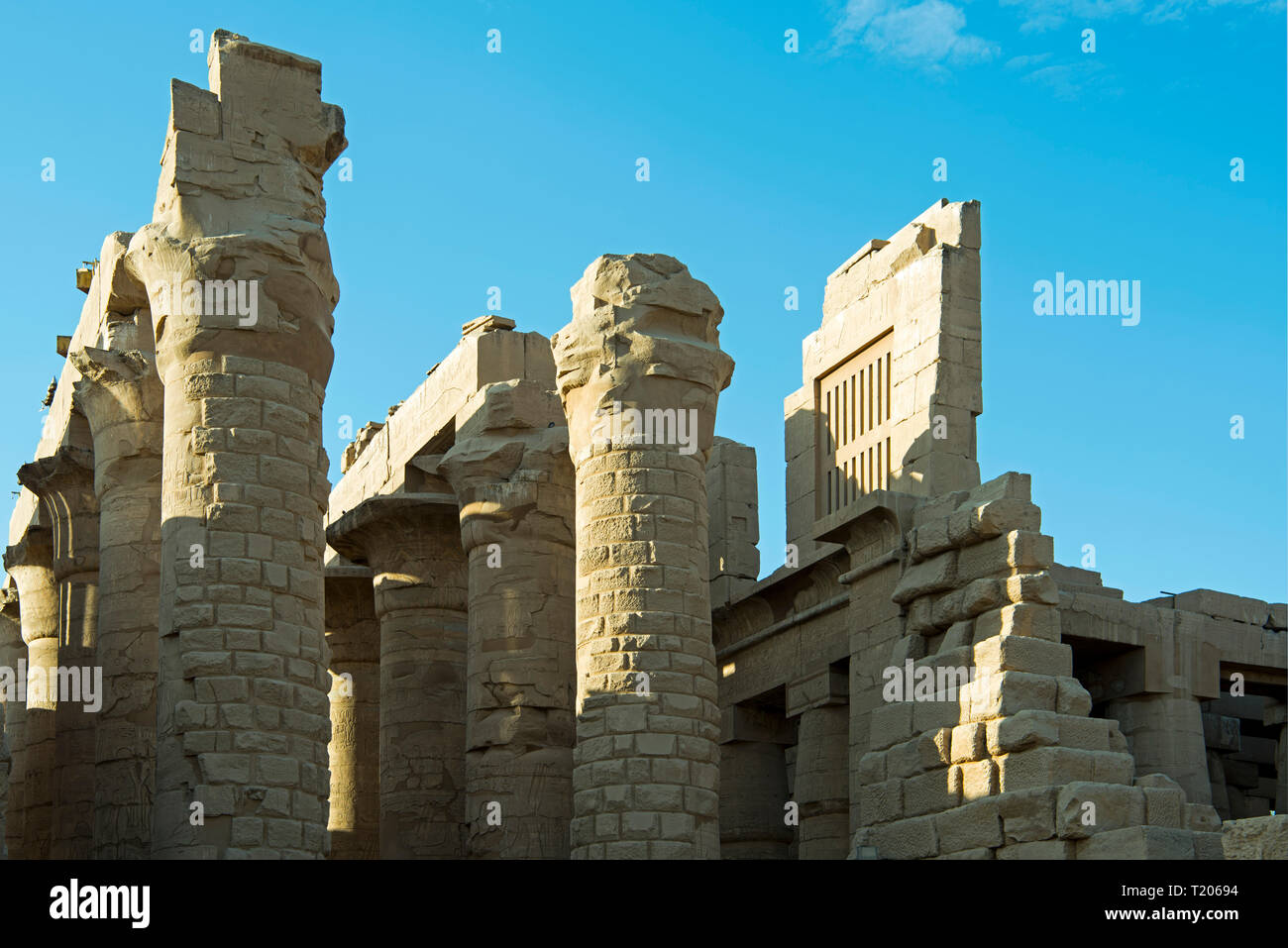Ägypten, Luxor, Karnak-Tempel, des Hypostyls Säulen im Tempel des Amón-ra Von Osten Foto de stock