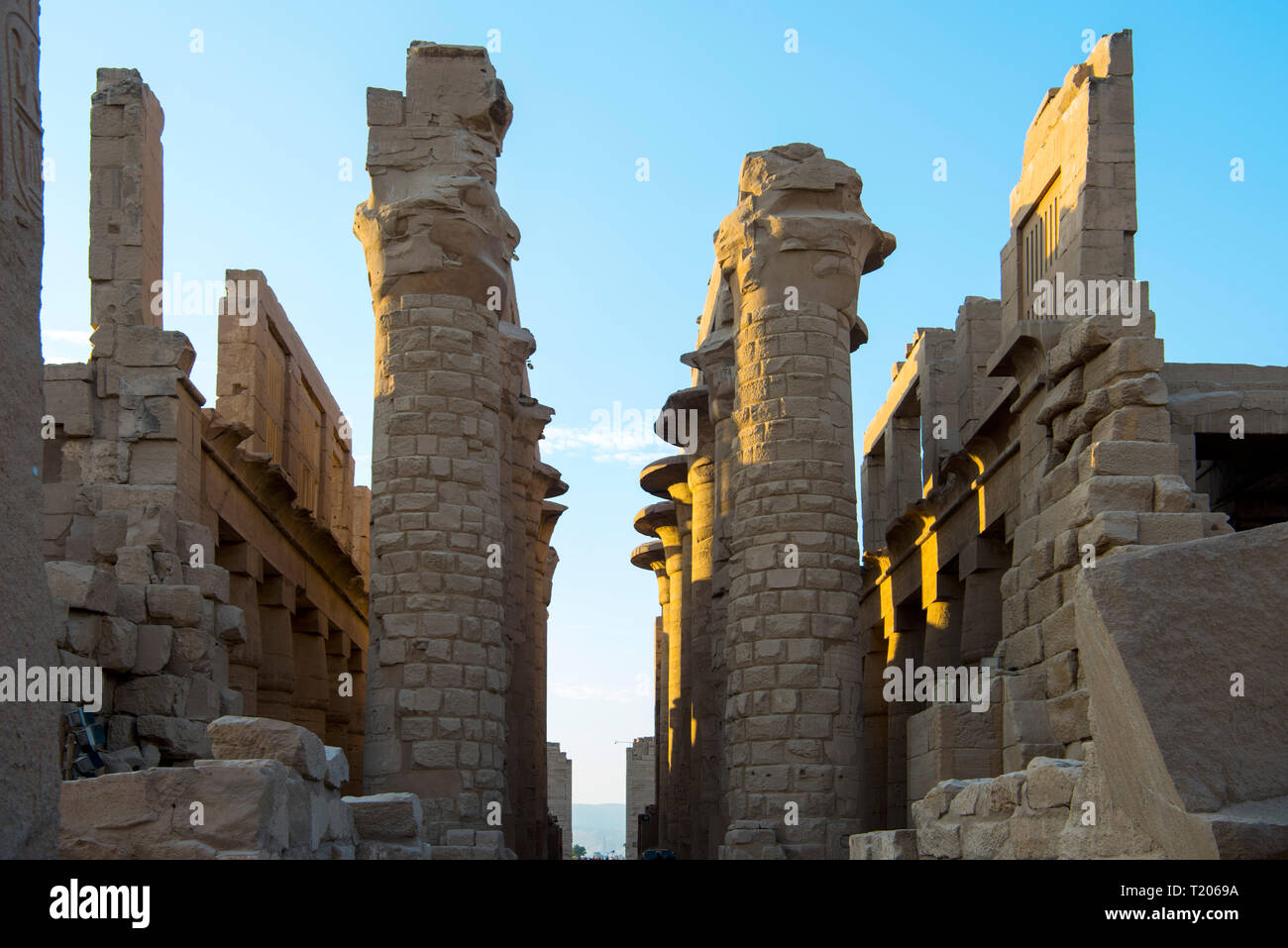 Ägypten, Luxor, Karnak-Tempel, des Hypostyls Säulen im Tempel des Amón-ra Von Osten Foto de stock