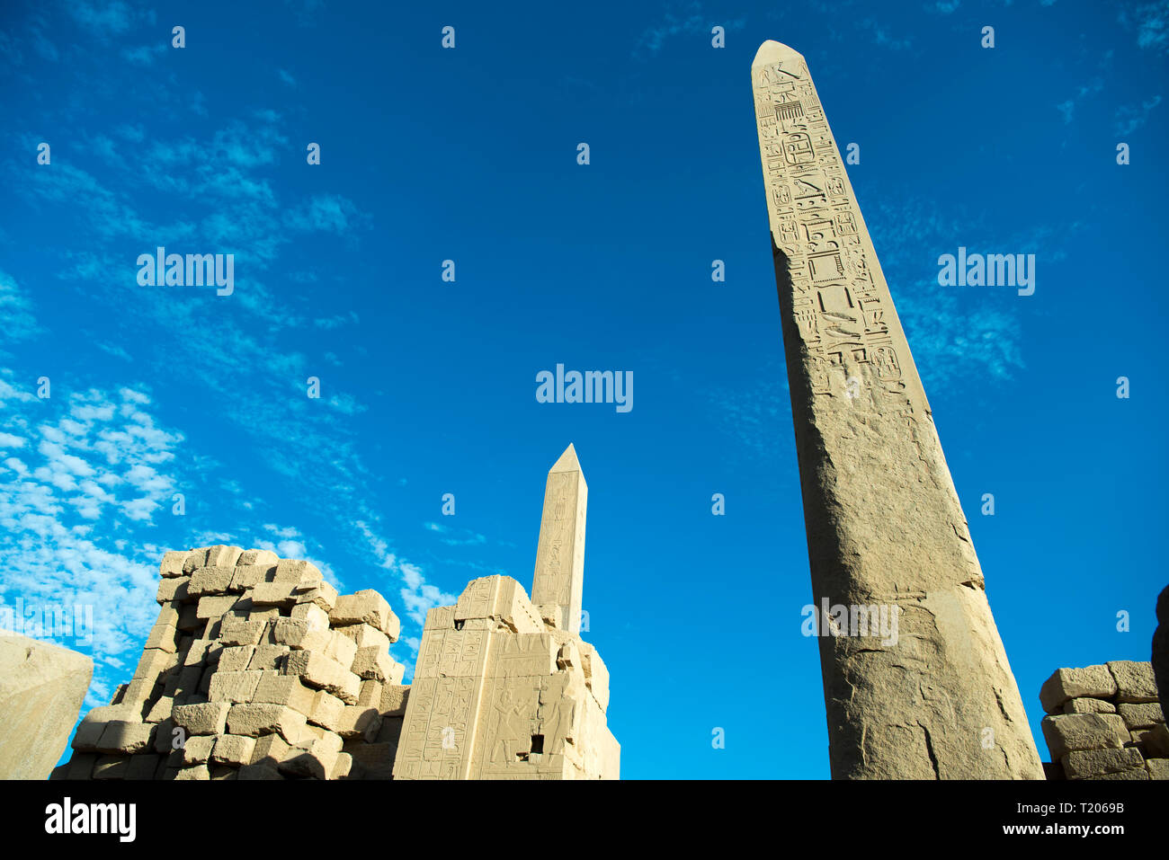 Ägypten, Luxor, Karnak-Tempel, Obelisco des Faraón Thutmosis I., Obelisco der Hatschepsut dahinter der Foto de stock