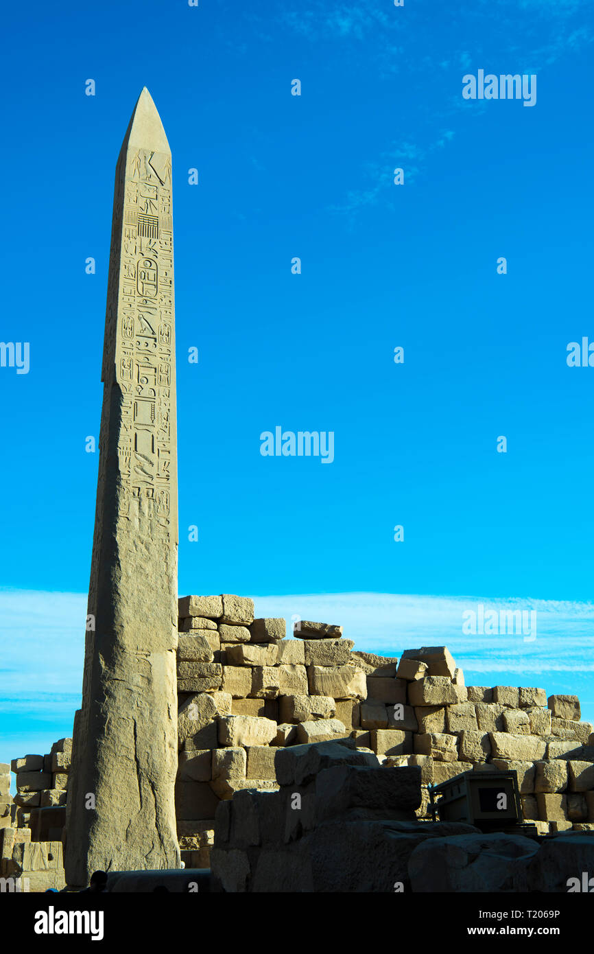 Ägypten, Luxor, Karnak-Tempel, Obelisco des Faraón Thutmosis I. El obelisco de Thutmosis I entre el 3er y 4º pilono, XVIII dinastía Foto de stock