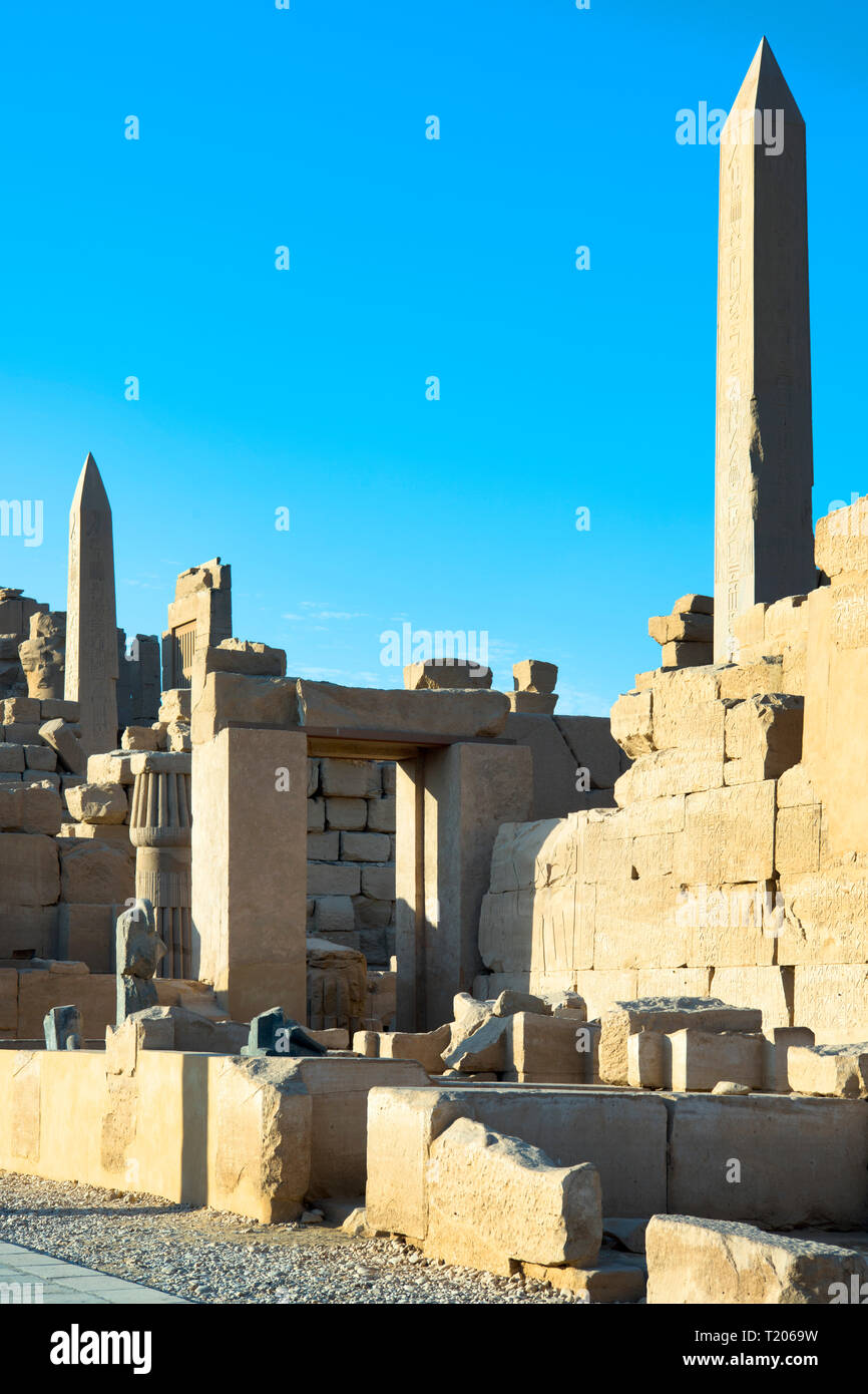 Ägypten, Luxor, Karnak-Tempel, Obelisco der Hatschepsut (rechts) und des Faraón Thutmosis I. (hinten links). Foto de stock